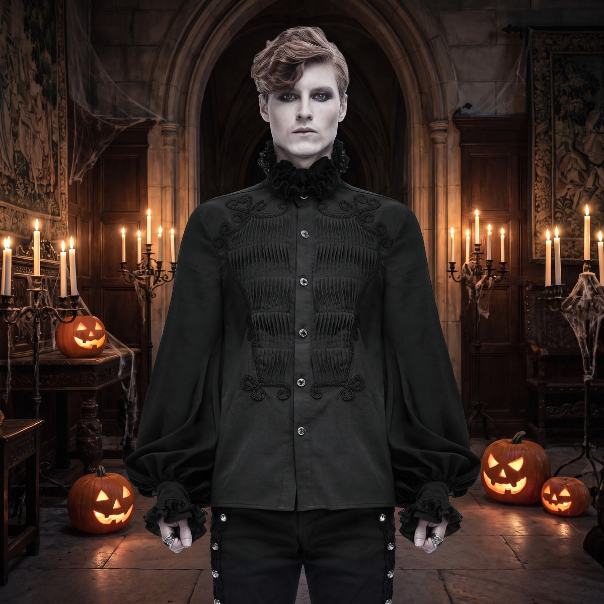 Zwart gothic overhemd met kraagdetail en pofmouwen, gedragen door model | Boutique Moda