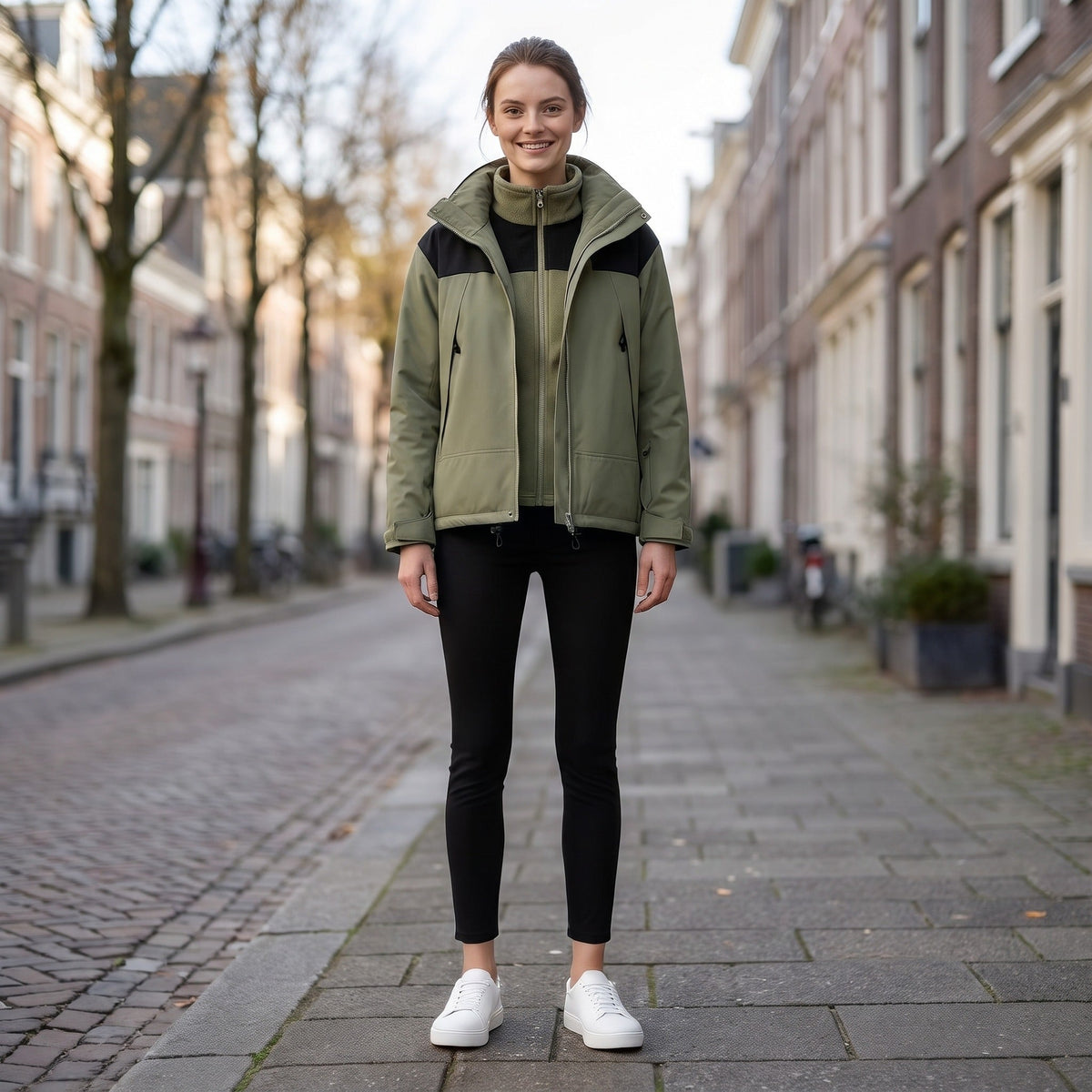 Groene 3-in-1 winterjas met capuchon, gedragen door vrouw op straat | Boutique Moda