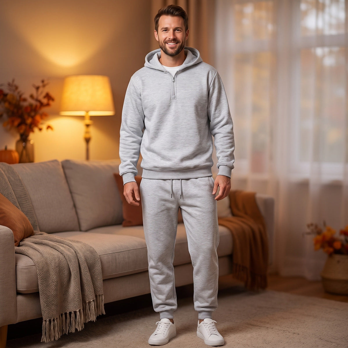 Man draagt grijze trainingspak met halfzip hoodie en joggingbroek | Boutique Moda