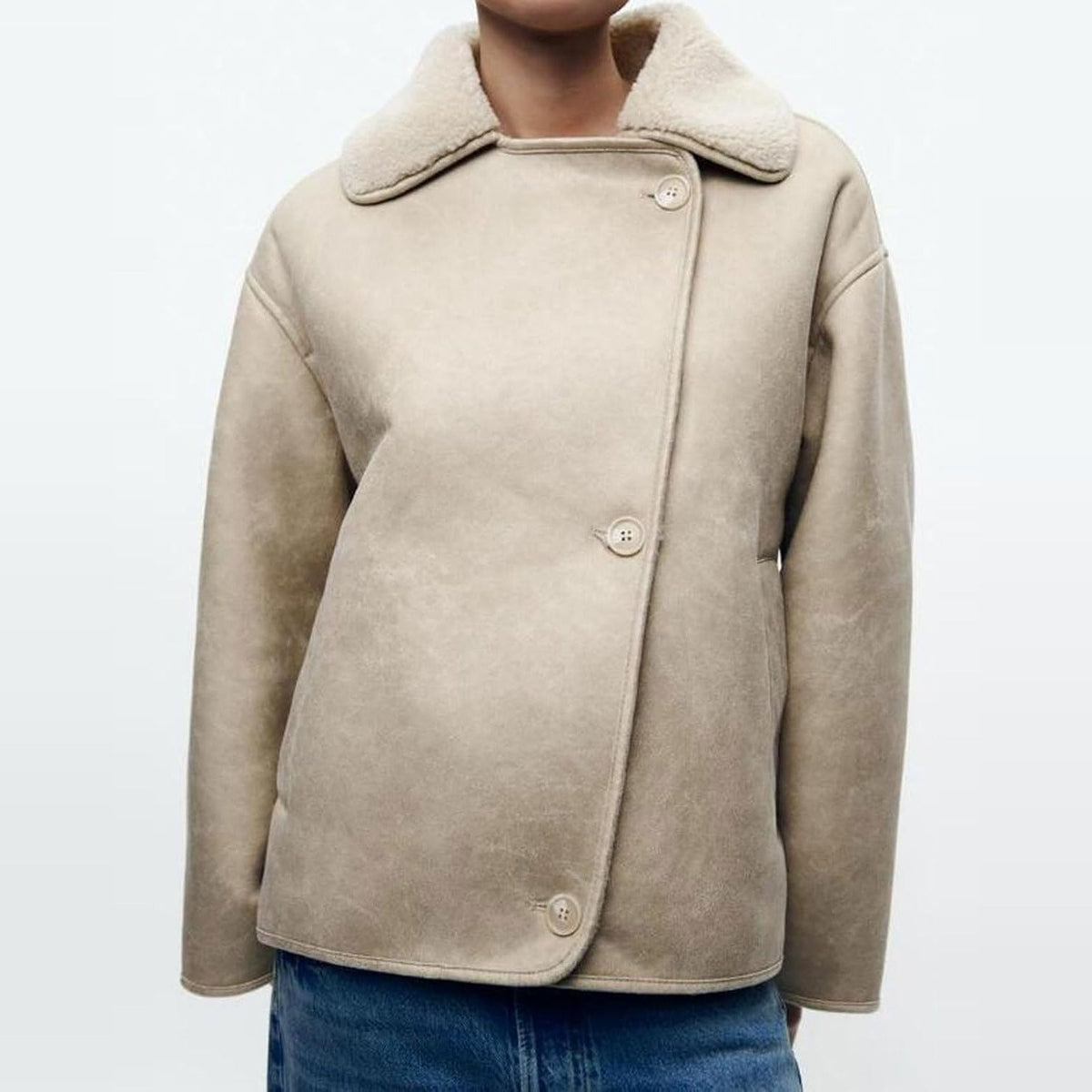 Beige oversized lammy coat dichtgeknoopt, vooraanzicht, gedragen door vrouw | Boutique Moda