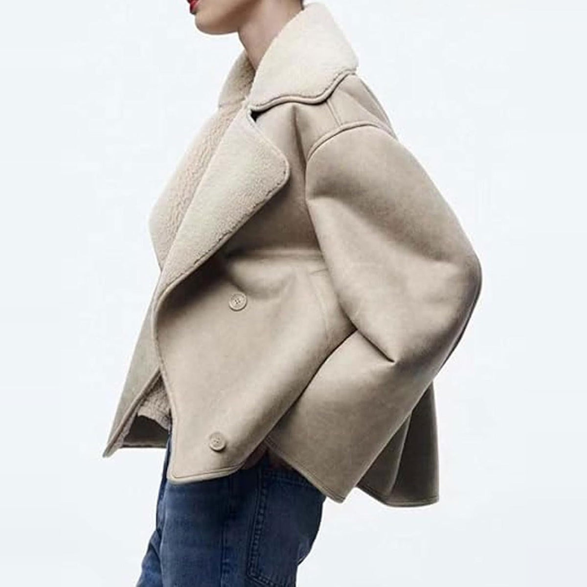 Beige oversized lammy coat van imitatieleer, zijaanzicht met brede kraag | Boutique Moda