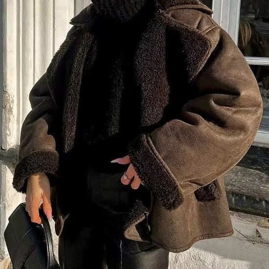 Bruine oversized lammy coat met teddyvoering, gedragen door vrouw buiten | Boutique Moda