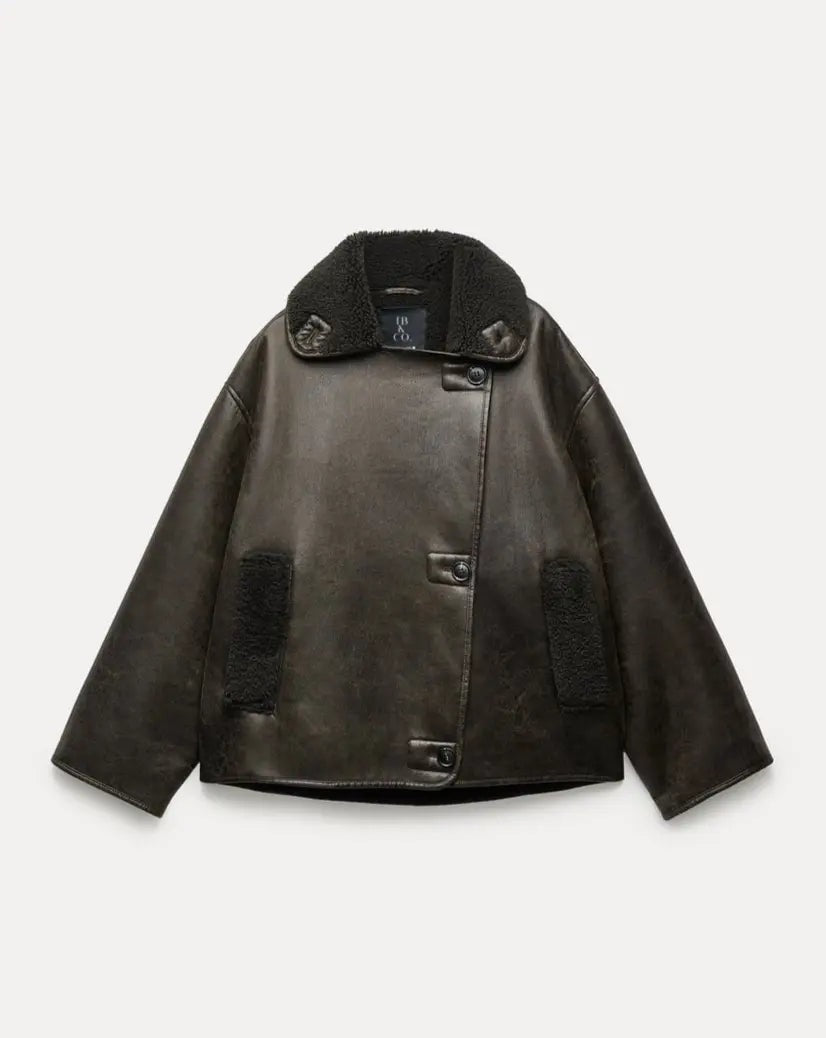 Donkerbruine oversized lammy coat met teddyvoering, plat gefotografeerd op witte achtergrond | Boutique Moda