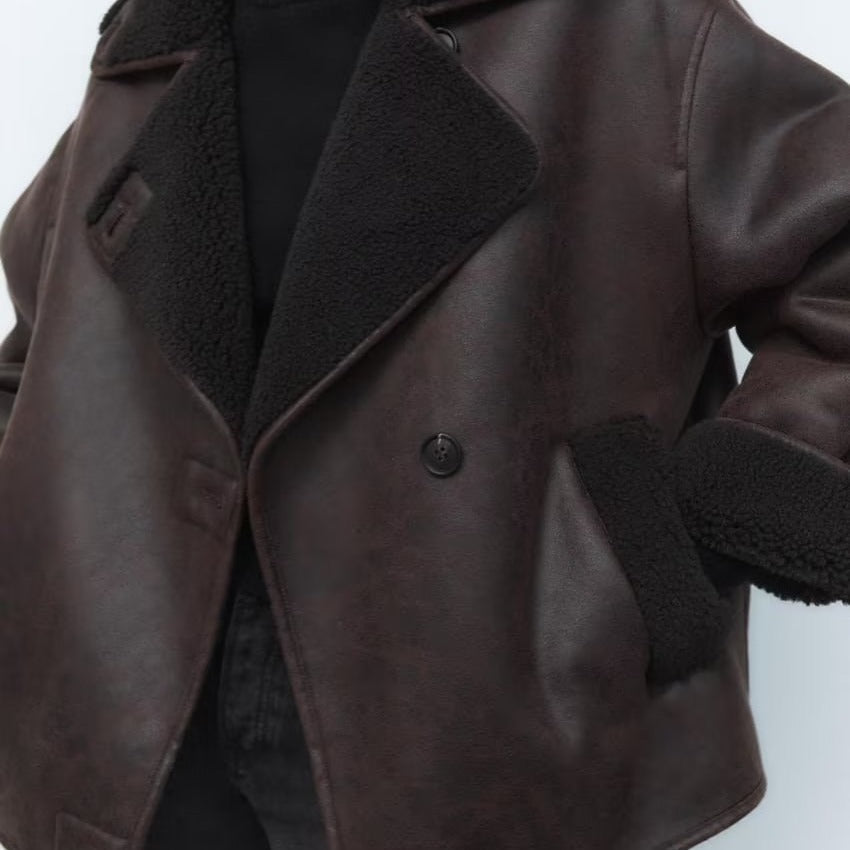 Donkerbruine imitatieleren jas met teddyvoering, gedragen door persoon, close-up | Boutique Moda