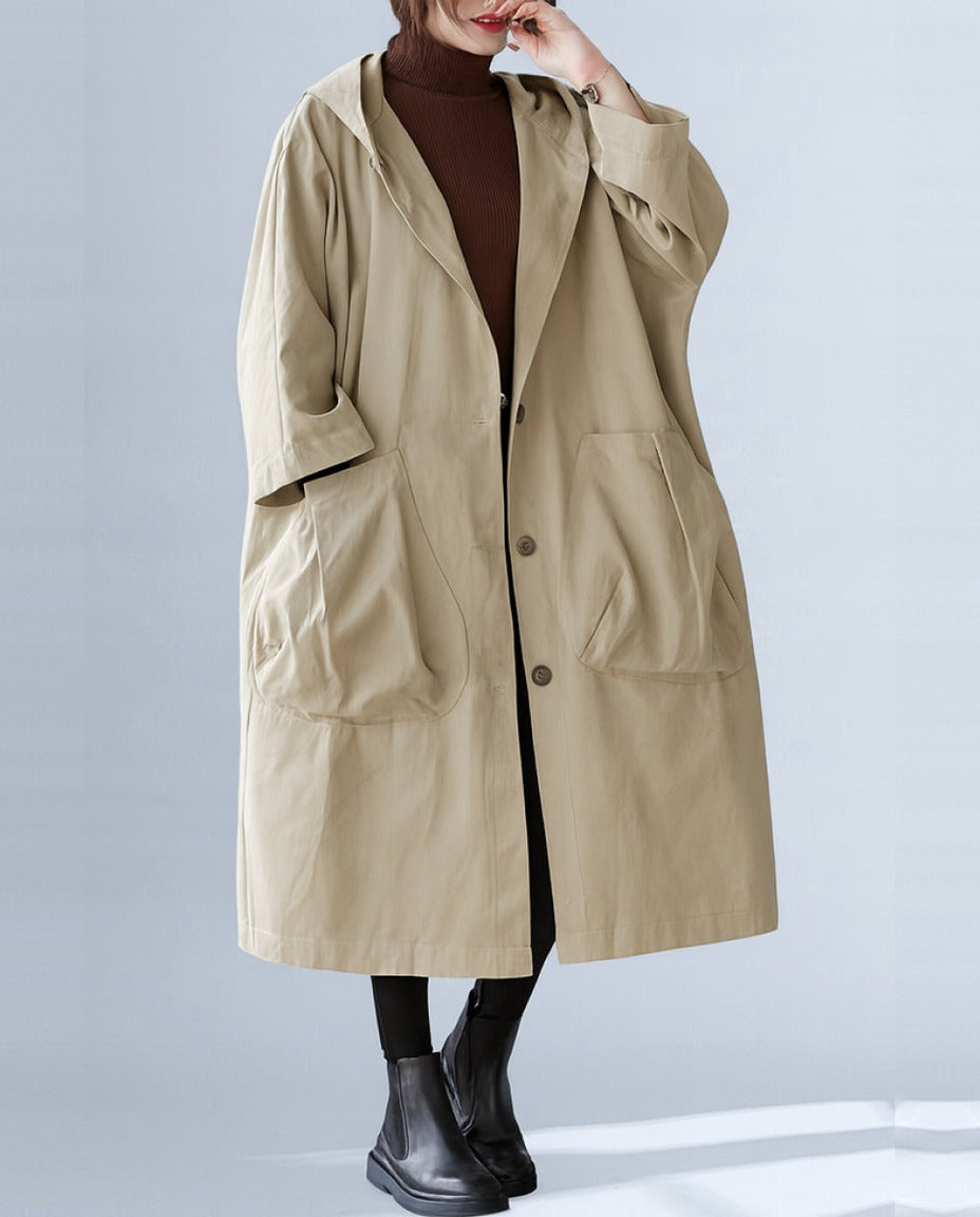 Beige lange jas met capuchon, gedragen door vrouw met rolkraag | Boutique Moda