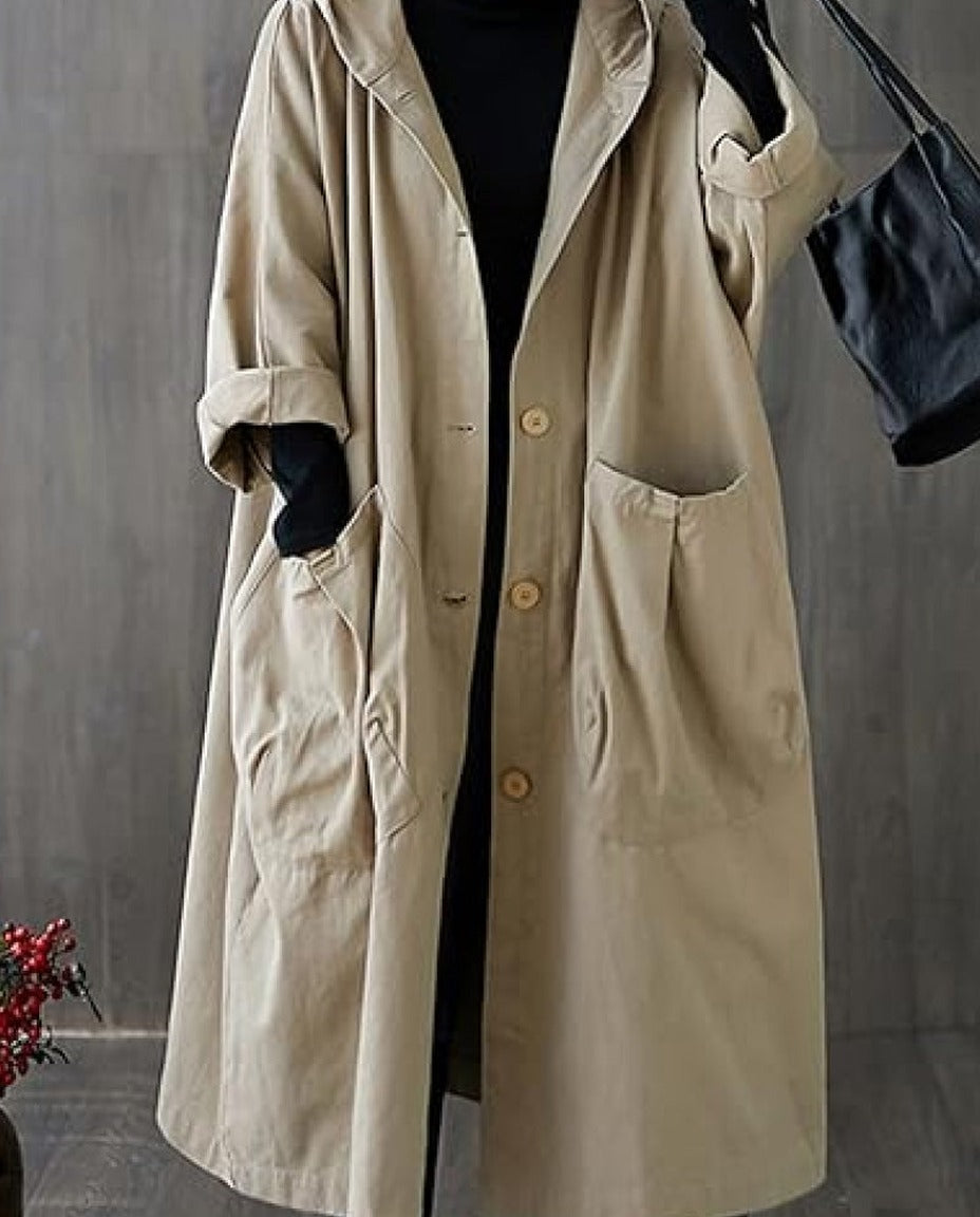 Beige lange jas met capuchon en grote zakken, gedragen door model | Boutique Moda