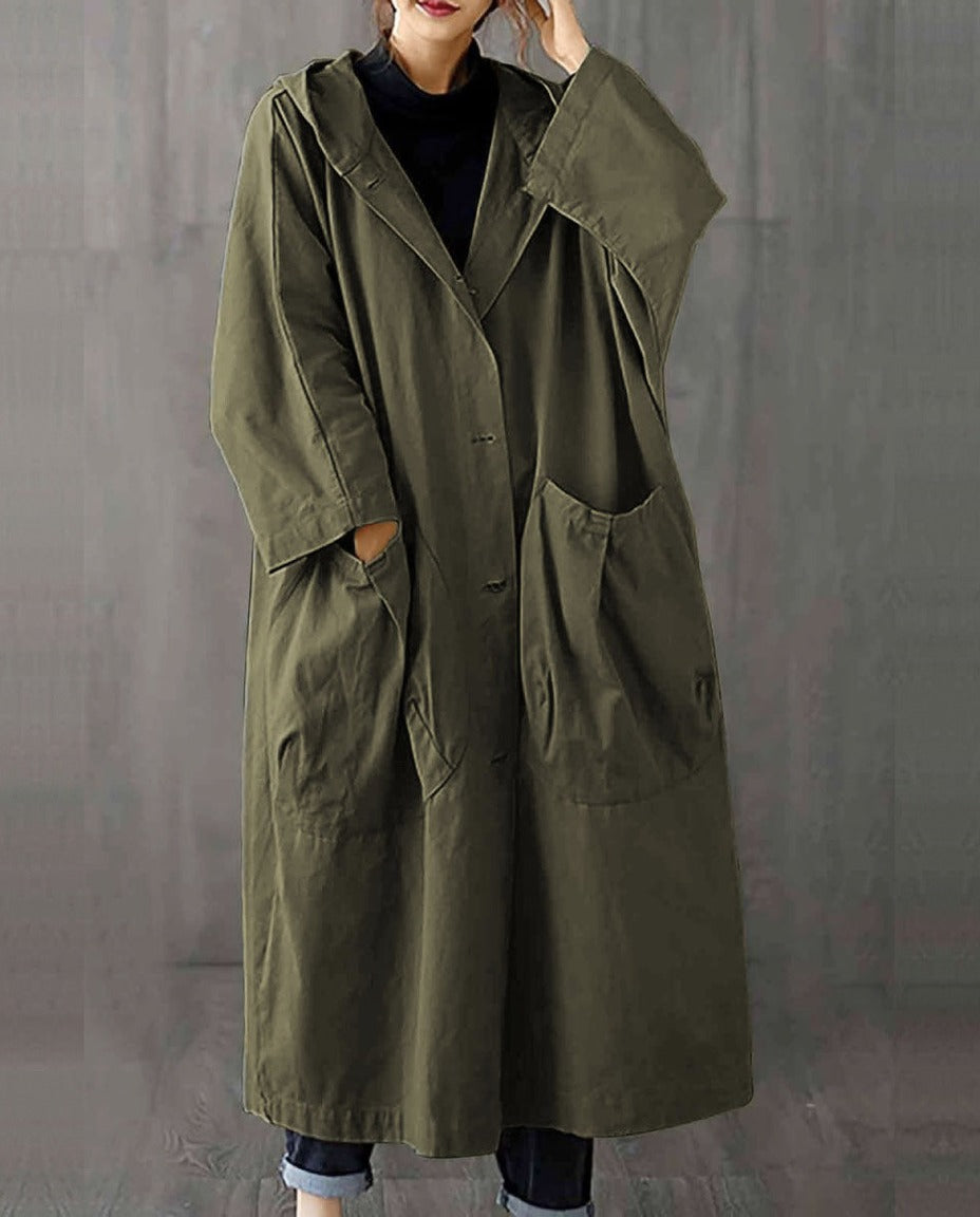 Legergroene lange oversized regenjas met capuchon, gedragen door vrouw | Boutique Moda