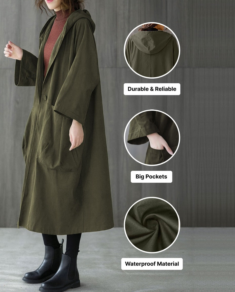 Legergroene lange regenjas met capuchon en zakken, gedragen door model | Boutique Moda