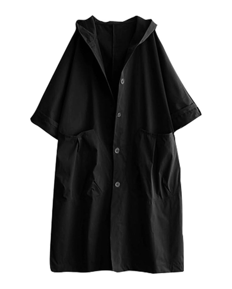 Zwarte lange regenjas met capuchon en zakken, uitgestald op onzichtbare mannequin | Boutique Moda