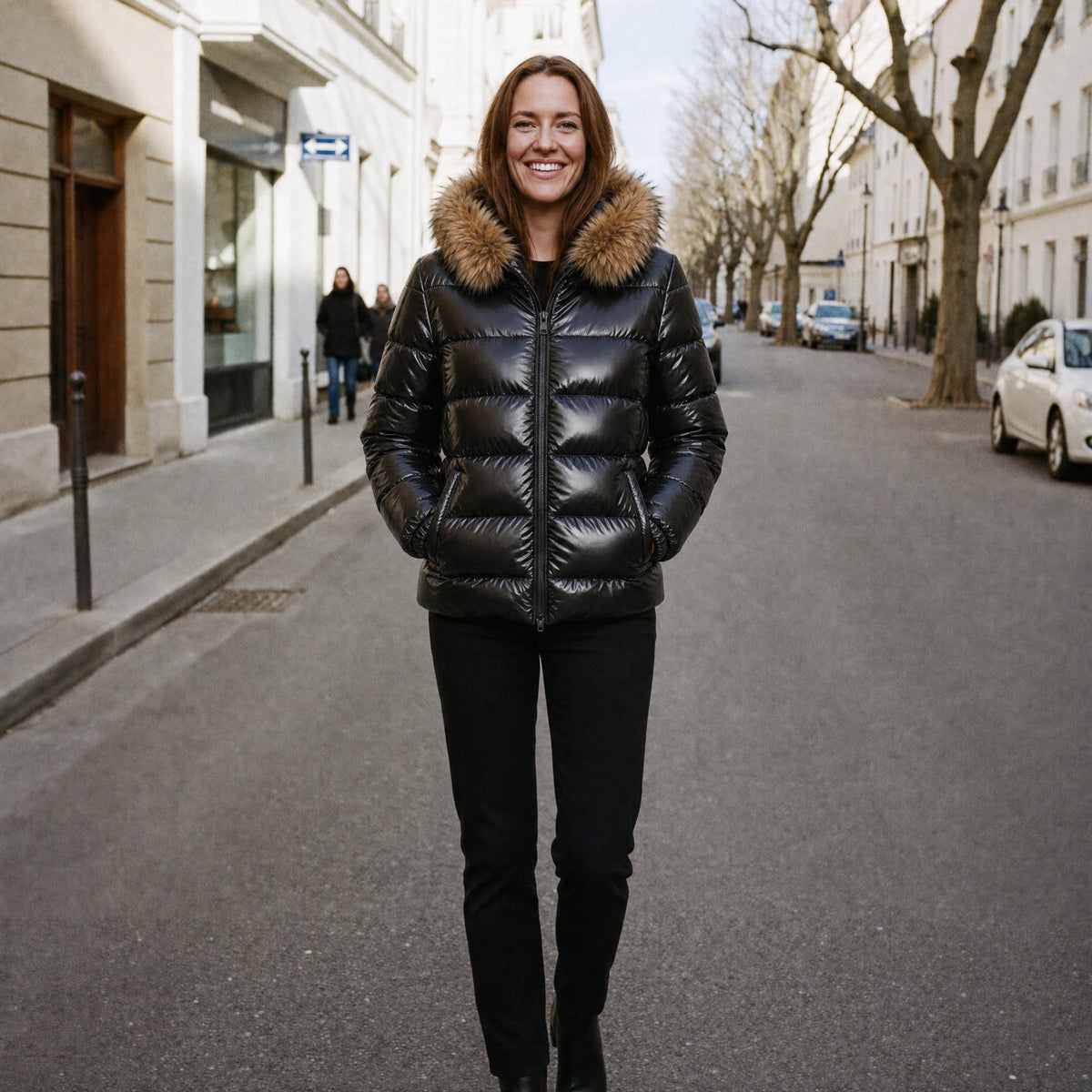 Vrouw draagt glanzende zwarte gewatteerde winterjas met capuchon op straat | Boutique Moda
