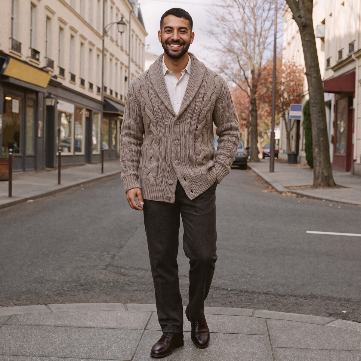Beige vest met sjaalkraag en kabelpatroon, gedragen door man op straat | Boutique Moda