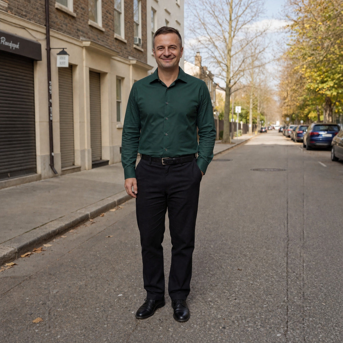 Man draagt donkergroen overhemd met lange mouwen en zwarte broek op straat | Boutique Moda