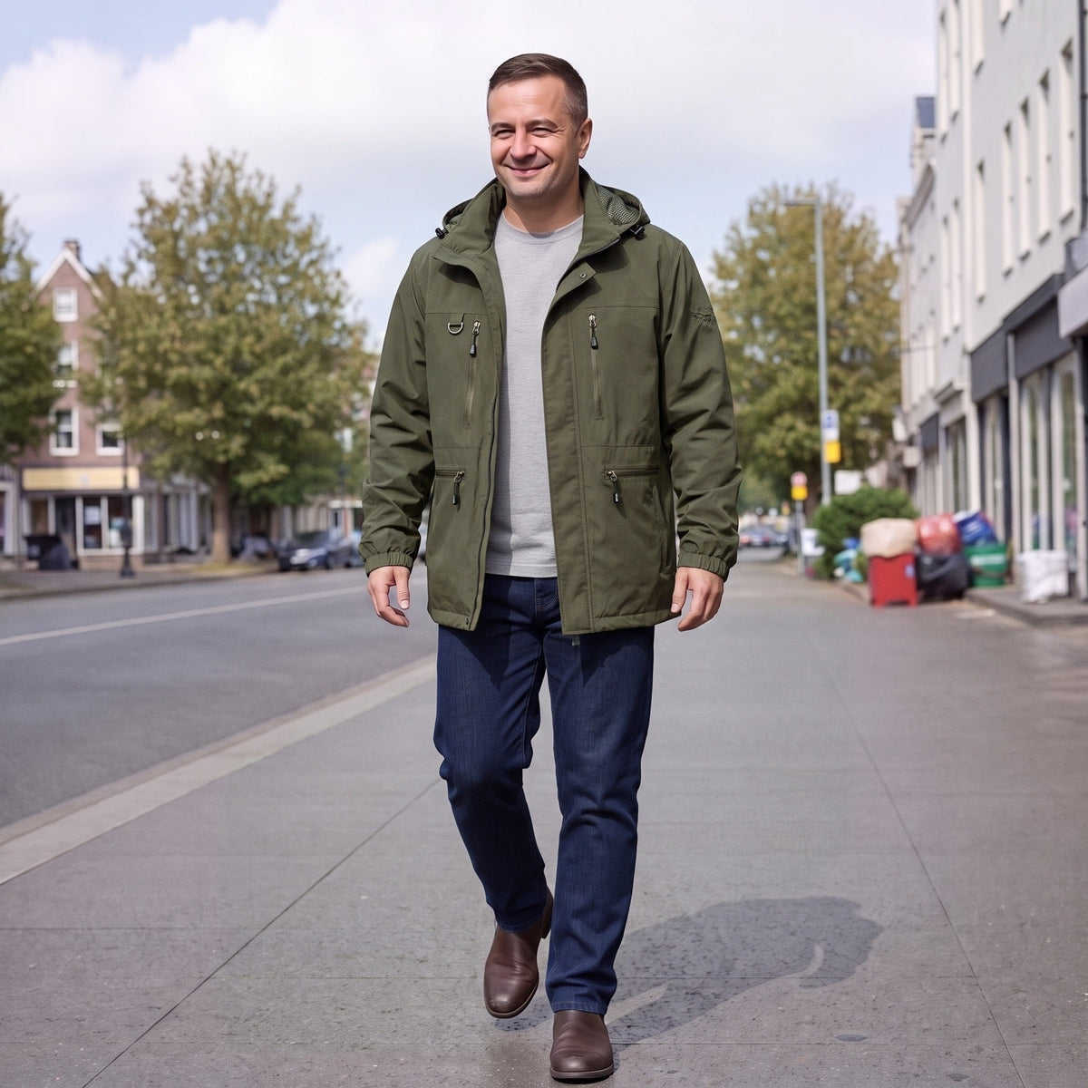 Man draagt groen waterdicht jack met capuchon tijdens wandeling op straat | Boutique Moda