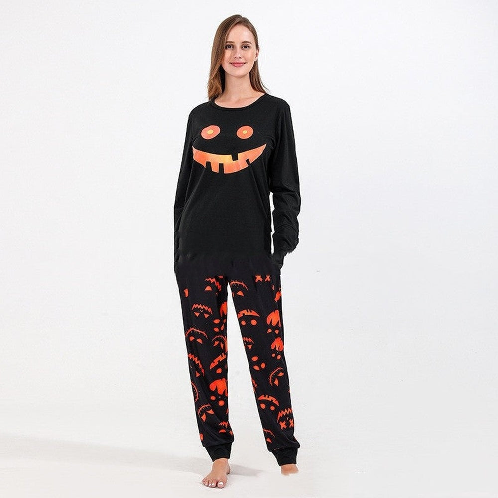 Vrouw in de matching Halloween pyjama
