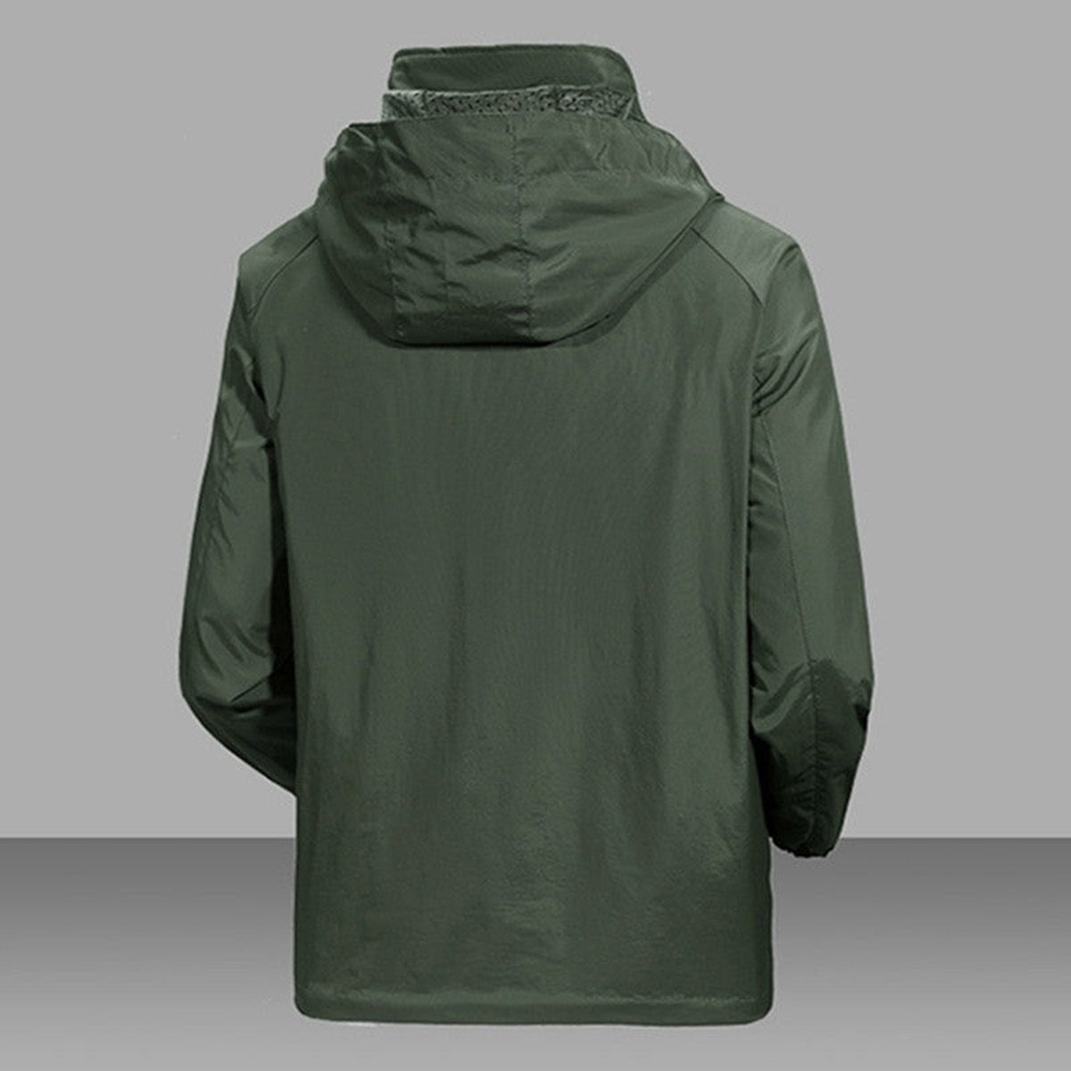 Groene regenjas, achterkant met capuchon