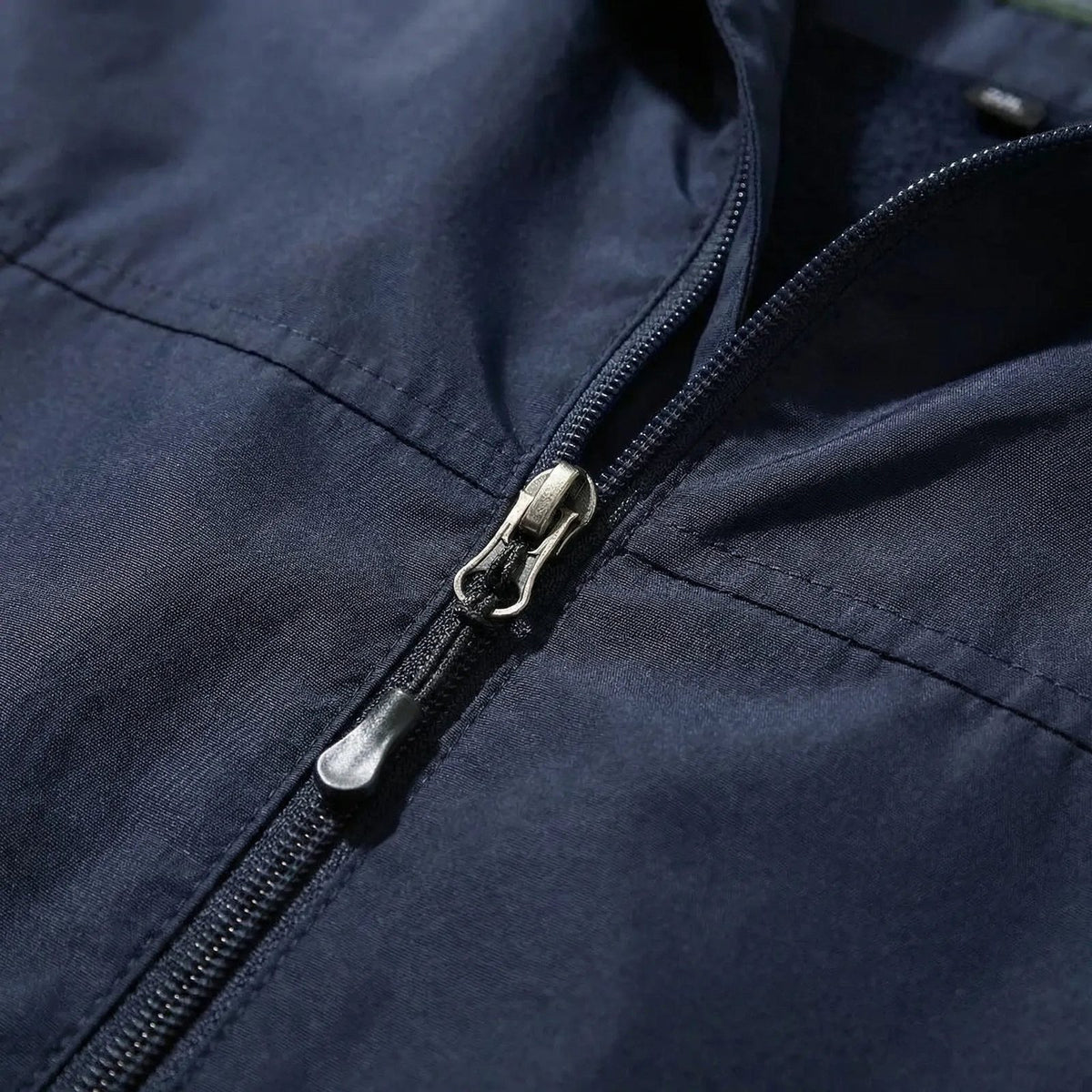 Close-up van de rits van de marineblauwe jas