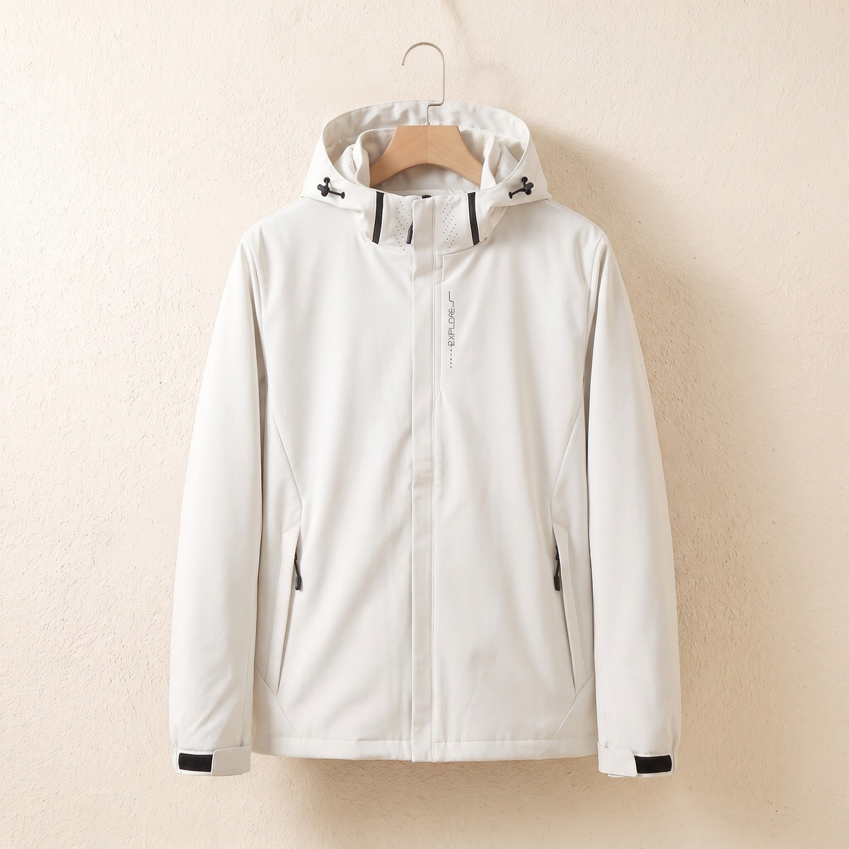Witte waterdichte jas met capuchon aan een hanger
