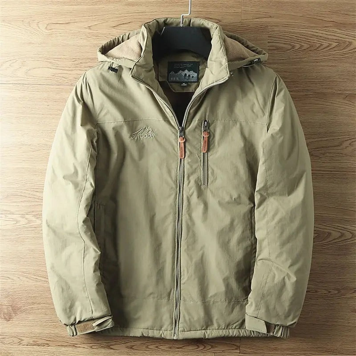 Khaki winterjas voor heren met fleecevoering en capuchon, voorkant