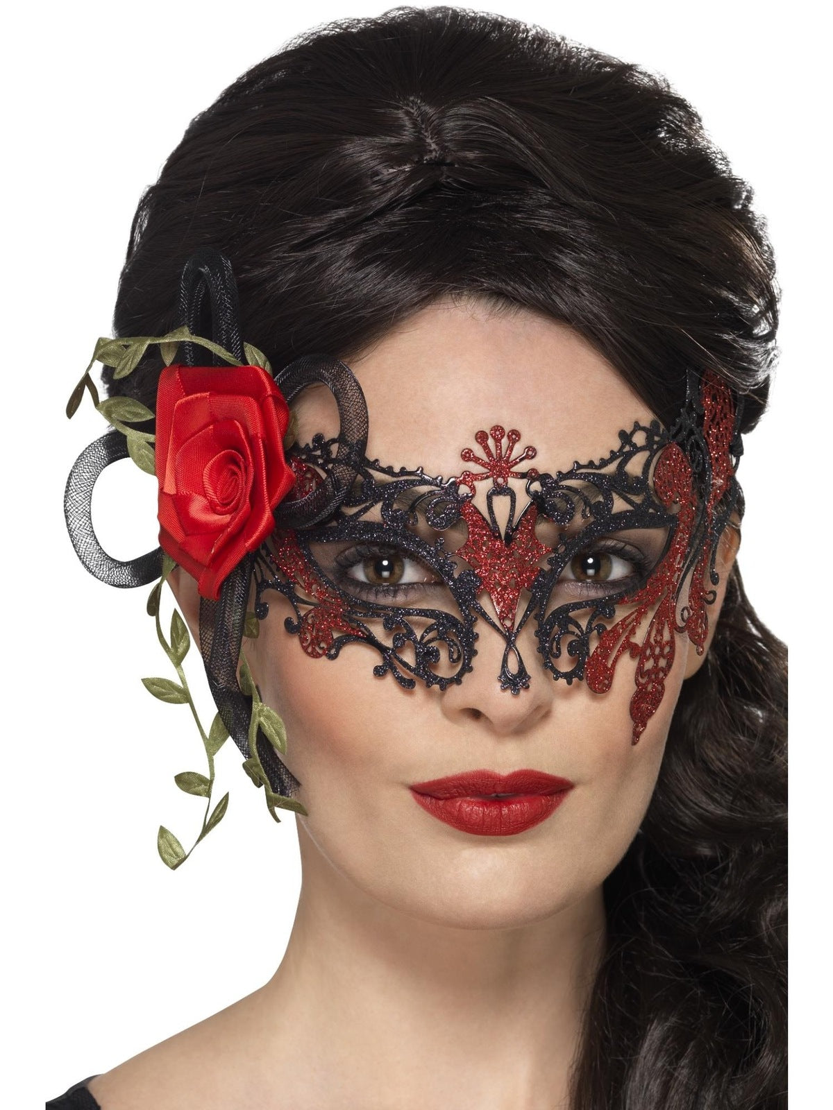 Vrouw met het zwart-rode filigrane metalen masker met rode roos