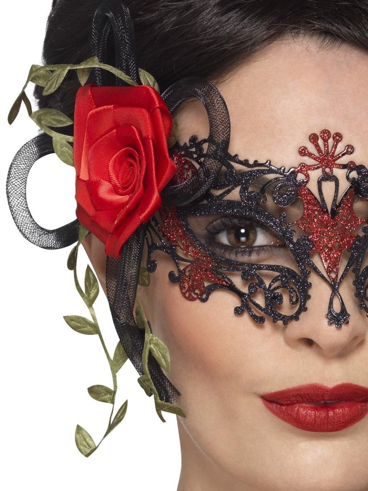 Close-up van de rode roos en de blaadjes op het masker