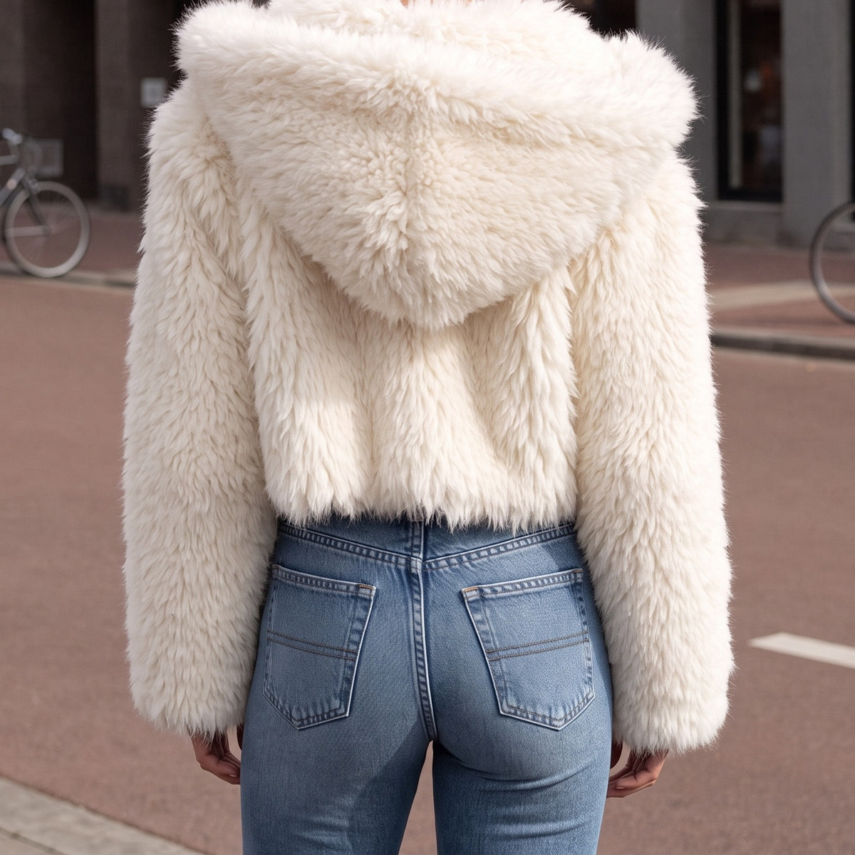 Achterkant van de witte nepbontjas met capuchon | Boutique Moda