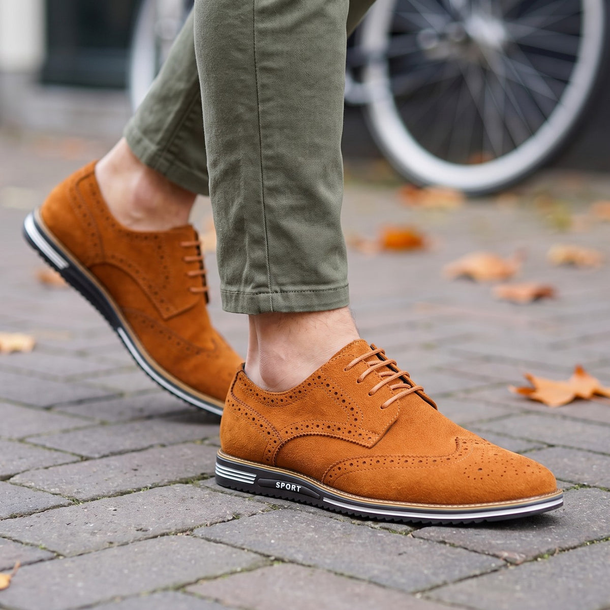 Cognac brogue veterschoenen in suèdelook gedragen met olijfgroene chino op straat | Boutique Moda