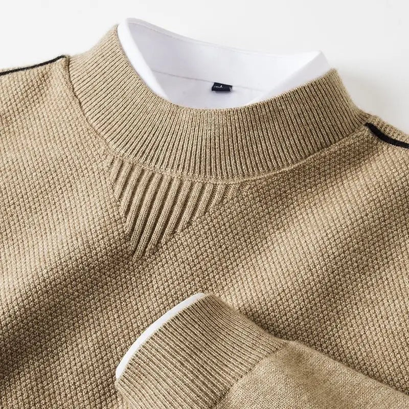 Close-up van de beige trui in structuurbreisel met geribde ronde hals en contrasterende boord | Boutique Moda