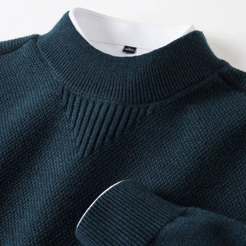 Close-up van de petrolblauwe trui in structuurbreisel met geribde ronde hals en contrasterende boord | Boutique Moda