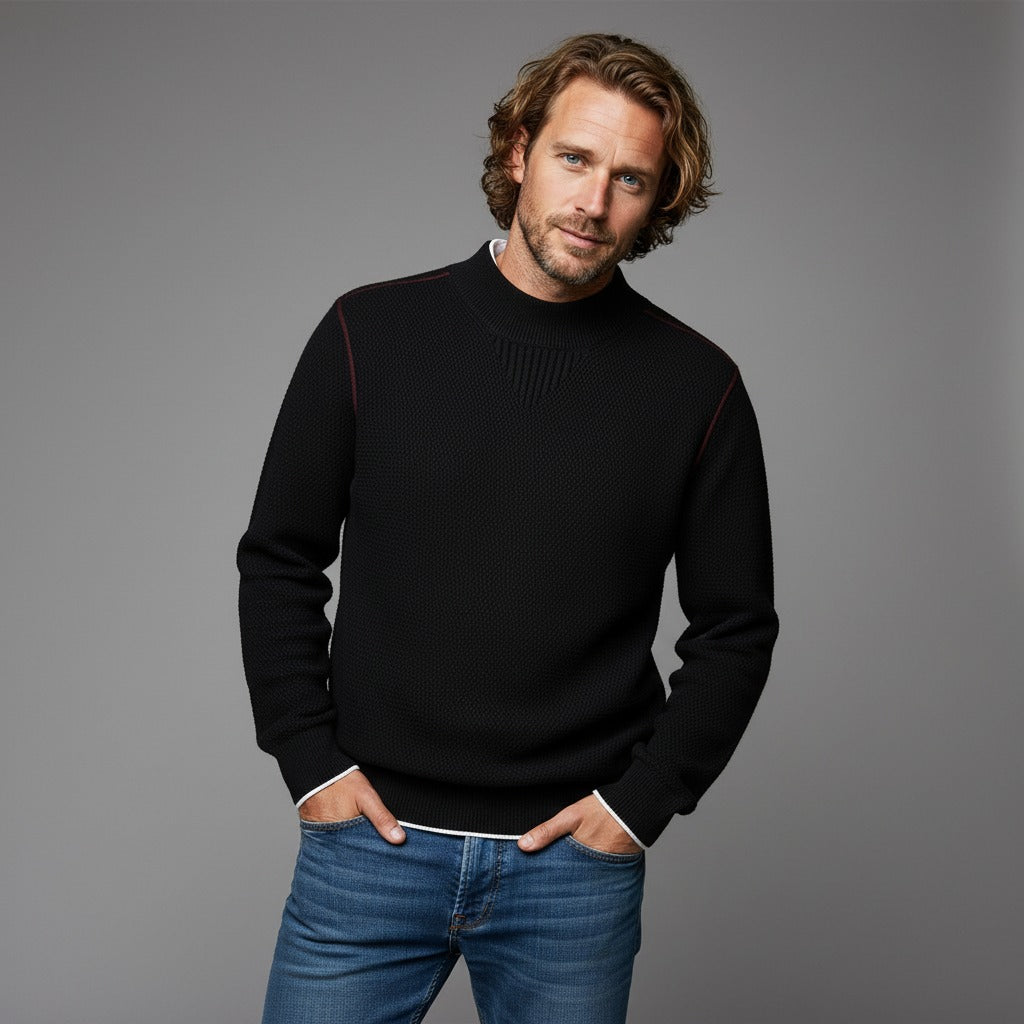 Zwarte herentrui met ronde hals, gedragen op een spijkerbroek | Boutique Moda