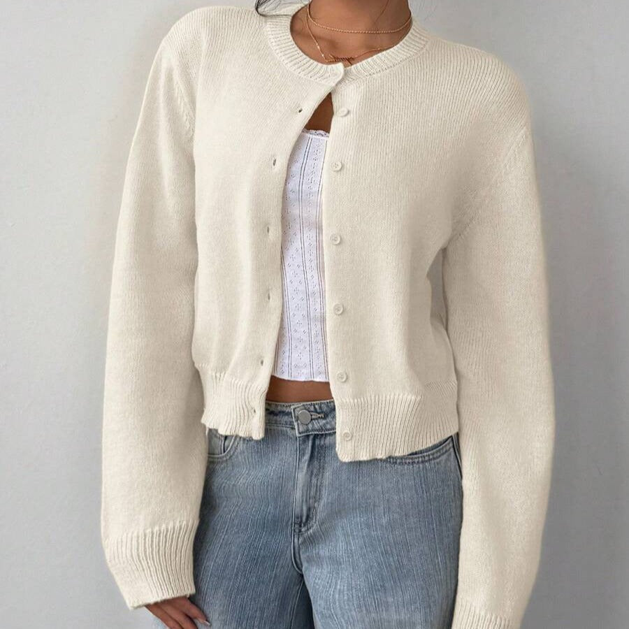 Crème kort damesvest met knoopsluiting, gedragen op een spijkerbroek | Boutique Moda