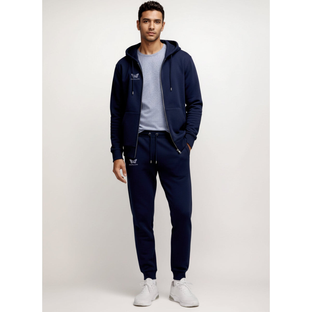 Man in een donkerblauwe hoodie met rits en joggingbroek, voorkant | Boutique Moda