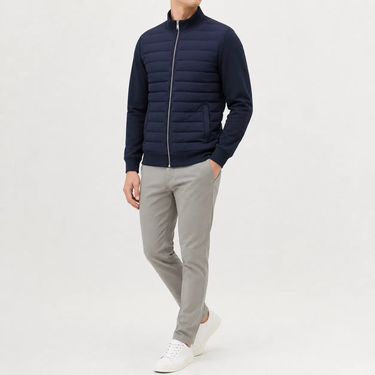 Man in de marineblauwe gewatteerde jas met grijze broek | Boutique Moda