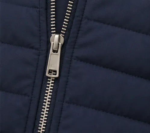 Close-up van de metalen rits op de marineblauwe jas | Boutique Moda