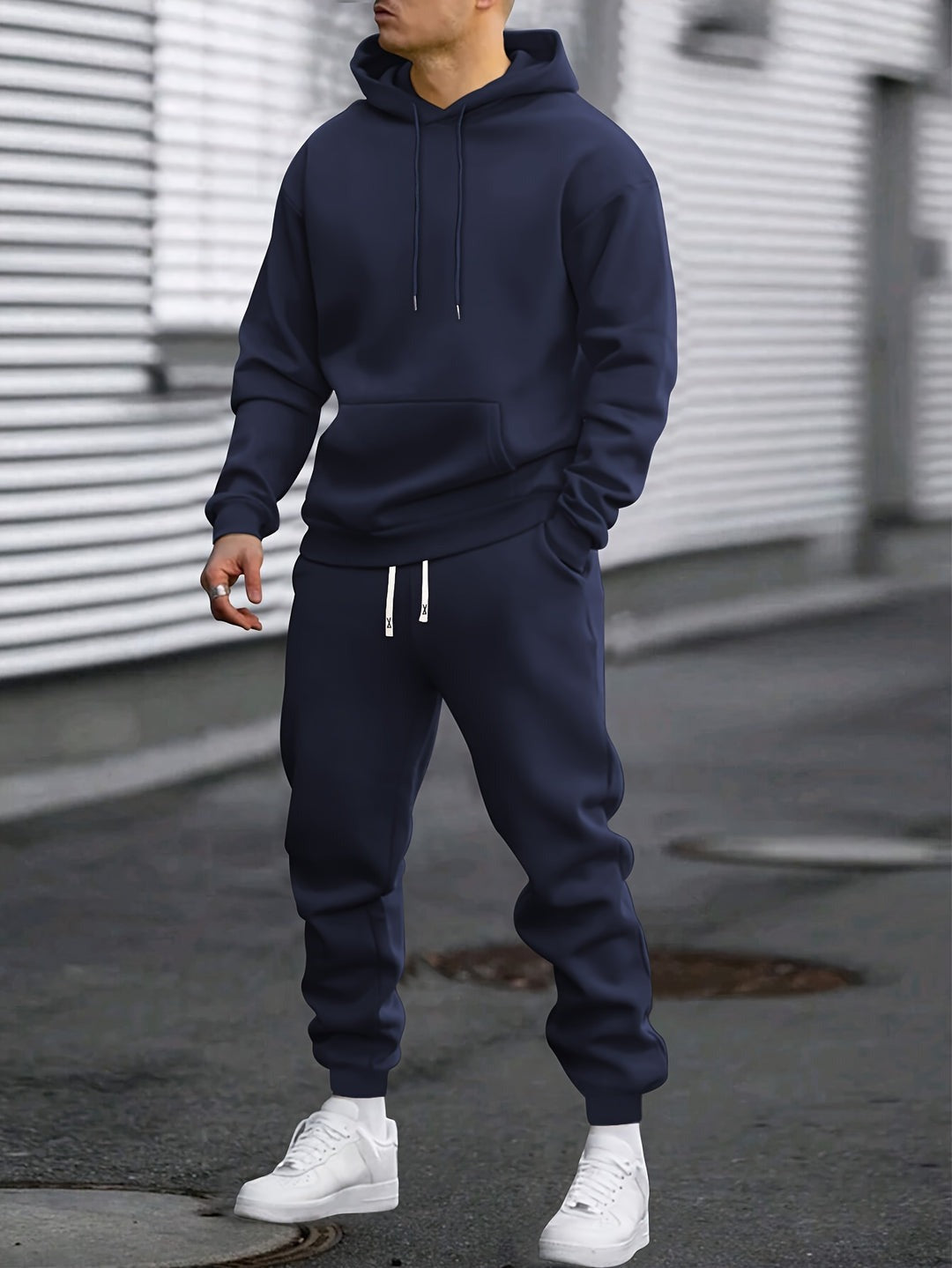 Man in een marineblauw joggingpak met hoodie en joggingbroek | Boutique Moda