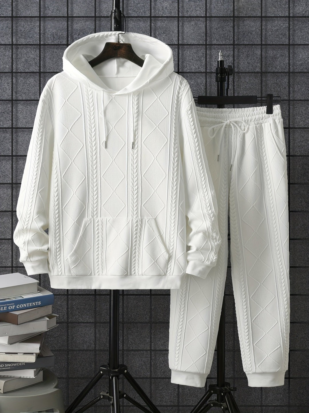 Witte hoodie en joggingbroek met reliëfpatroon aan hangers, voorkant | Boutique Moda