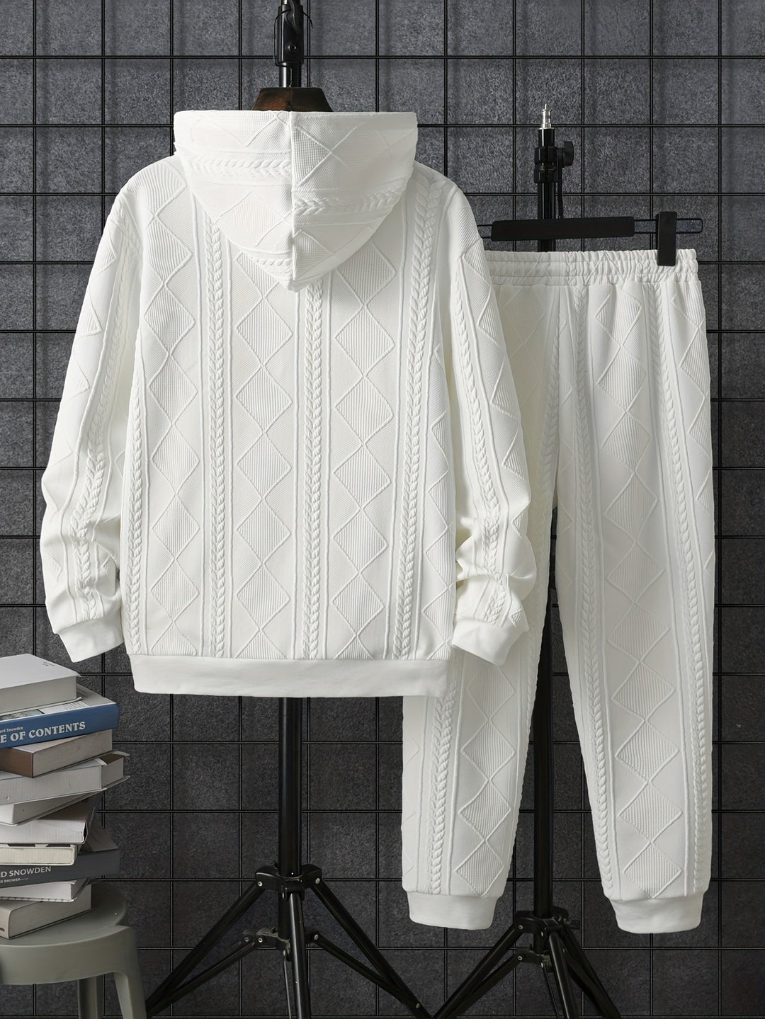 Witte hoodie en joggingbroek met reliëfpatroon aan hangers, achterkant | Boutique Moda