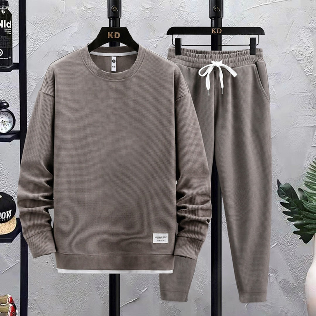 Sweater en joggingbroek in taupe aan hangers | Boutique Moda