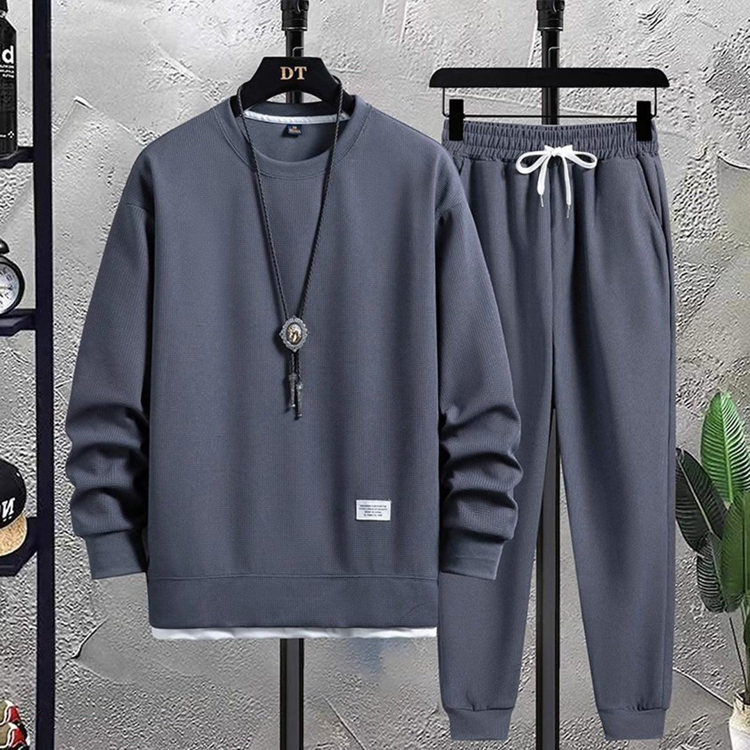 Blauwe sweater en bijpassende joggingbroek aan hangers | Boutique Moda