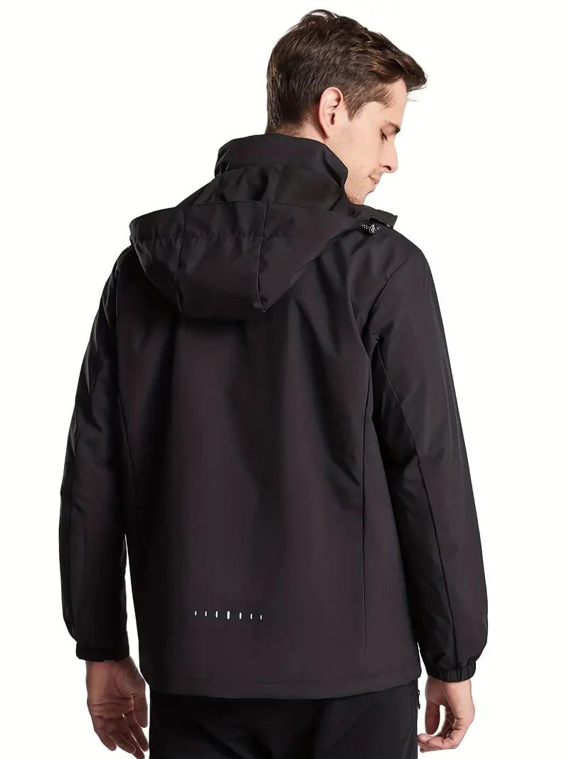 Man in de zwarte jas met de capuchon op, van achteren | Boutique Moda