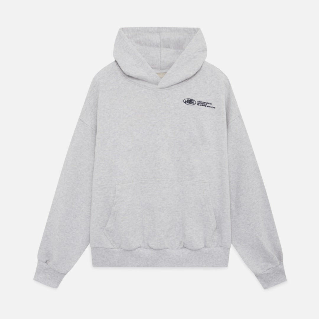 Grijze oversized hoodie met een kleine print op de borst, voorkant | Boutique Moda