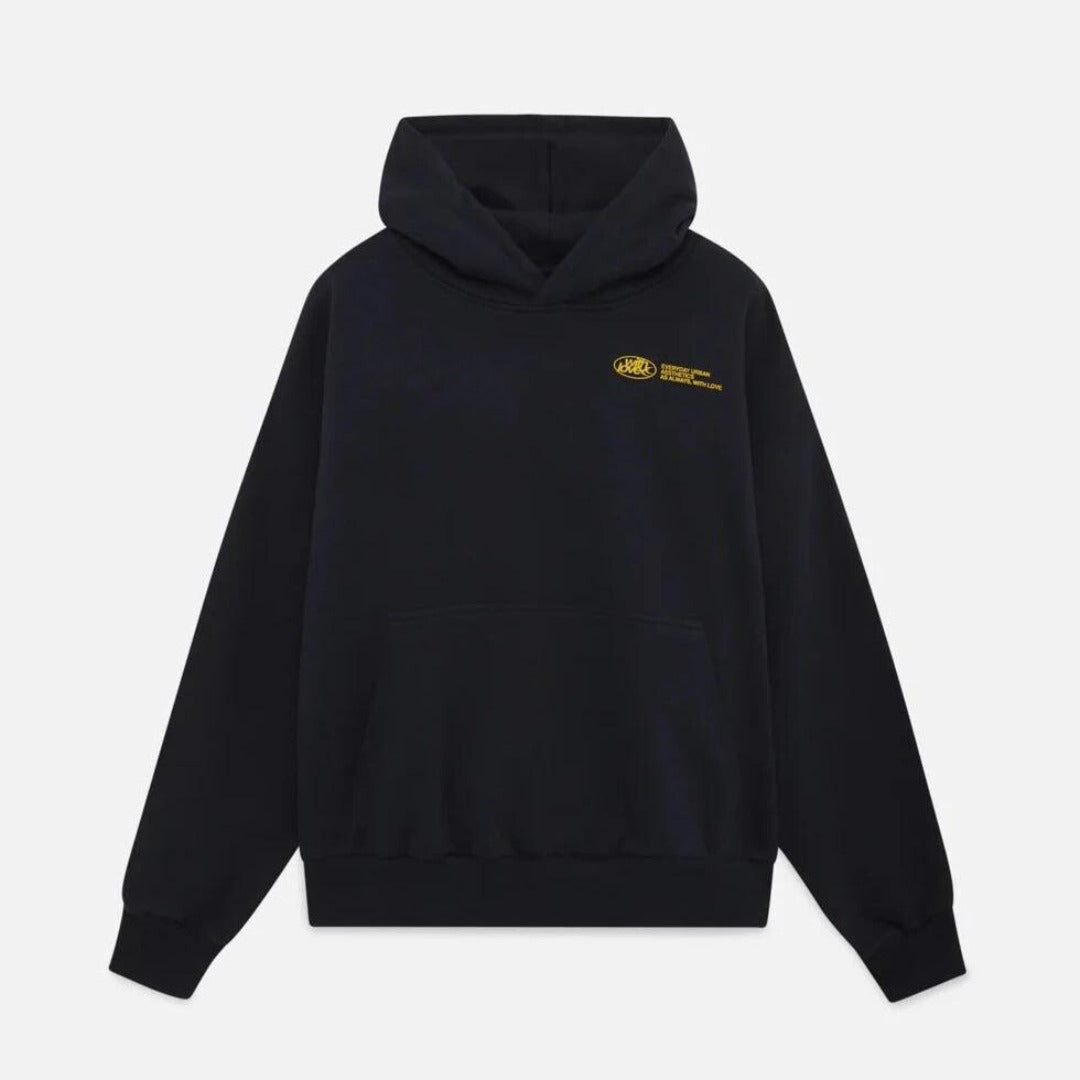 Zwarte oversized hoodie met een kleine gele print op de borst, voorkant | Boutique Moda