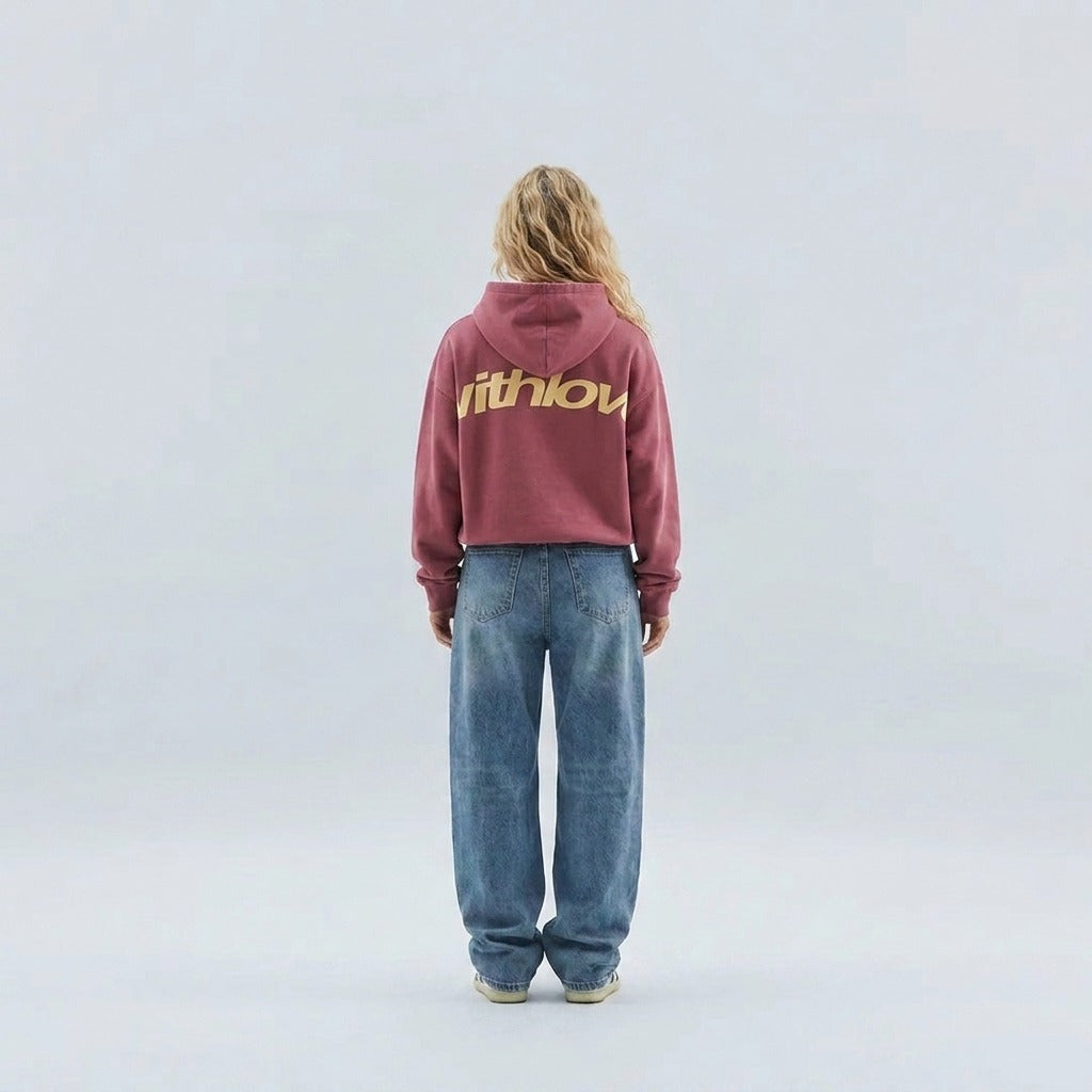 Vrouw in een oudroze oversized hoodie met een grote rugprint, achterkant | Boutique Moda
