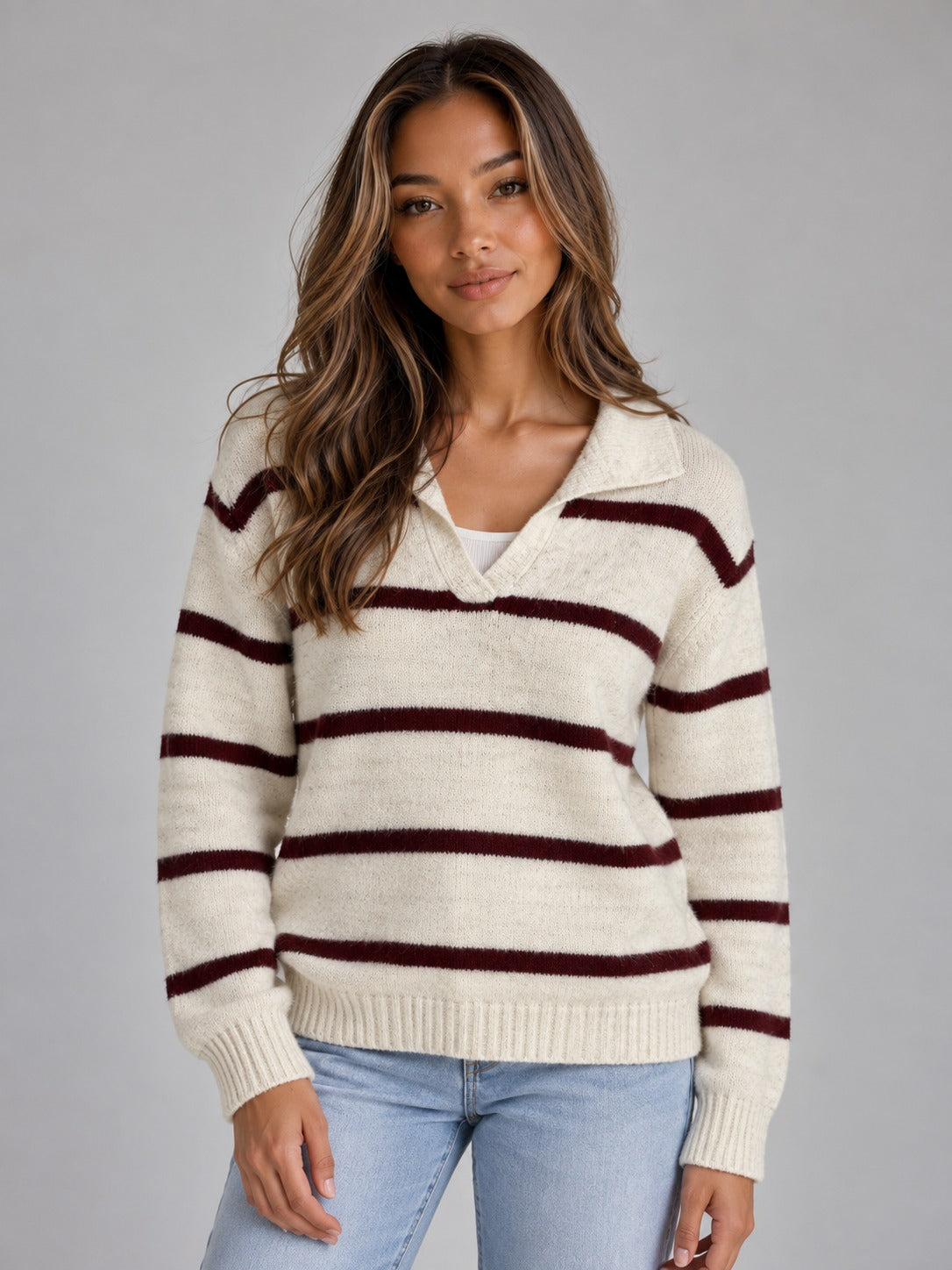 Damestrui in crème met strepen in bordeaux, kraag en V-hals, vooraanzicht | Boutique Moda