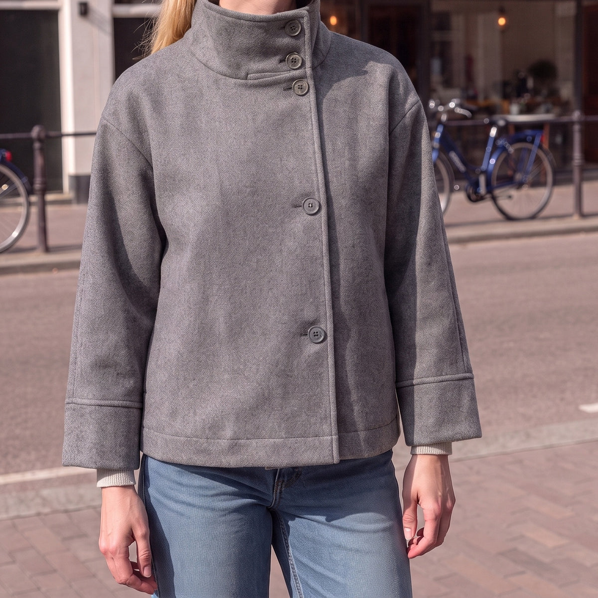 Boxy kort jasje in grijs met opstaande kraag | Boutique Moda