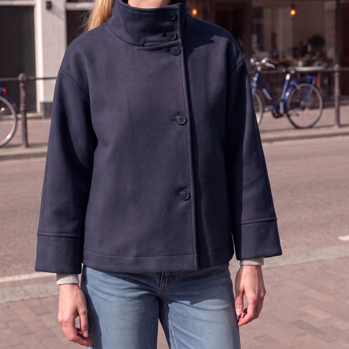 Boxy kort jasje in marineblauw met opstaande kraag | Boutique Moda