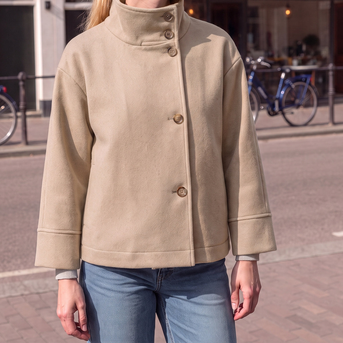 Boxy kort jasje in beige met opstaande kraag | Boutique Moda