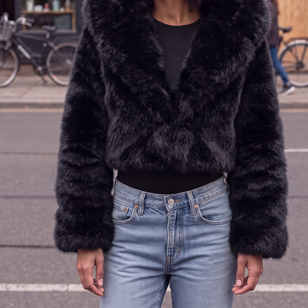 Korte nepbontjas in zwart met grote capuchon | Boutique Moda