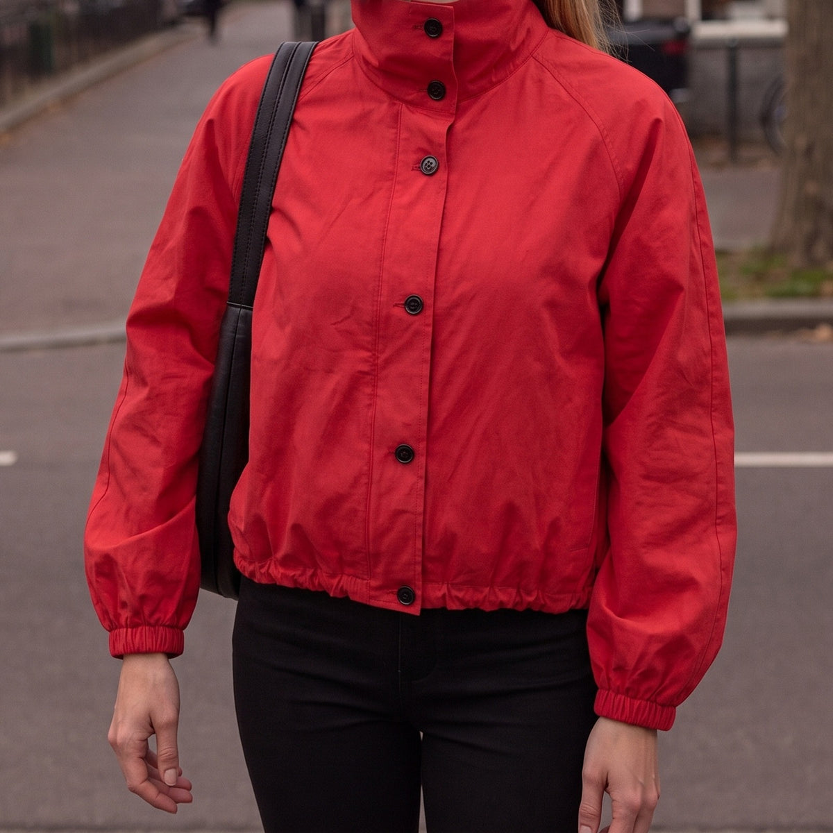 Kort jasje in rood met hoge kraag en pofmouwen | Boutique Moda