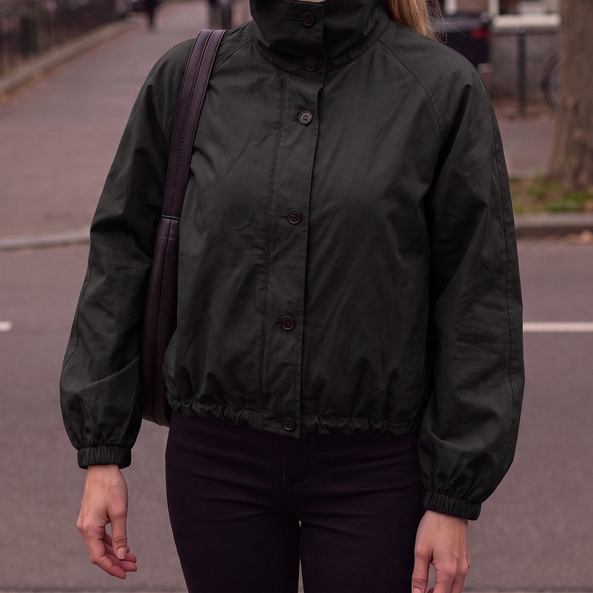 Kort jasje in zwart met hoge kraag en pofmouwen | Boutique Moda
