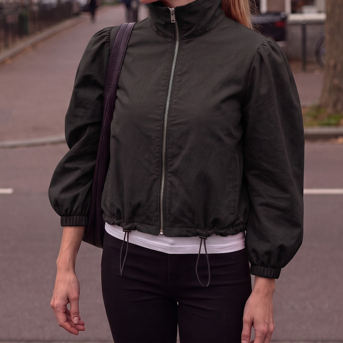 Kort jasje in zwart met hoge kraag en pofmouwen | Boutique Moda